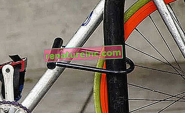 Neumático de bicicleta bloqueado muestra bicicleta mal bloqueada