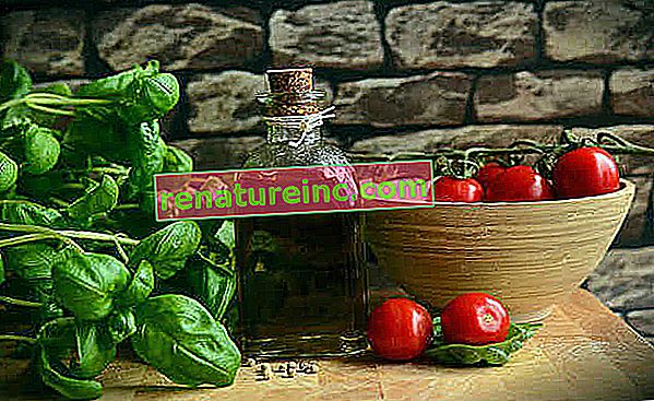 Basilikum, olivenolje og cherrytomater