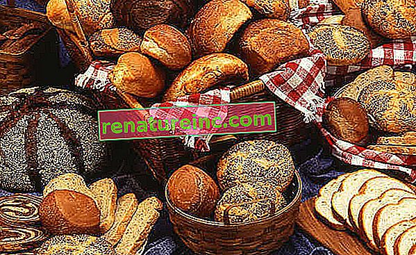 Bröd av olika sorter ordnade i ett blått tyg, vissa i korgar, andra på lakan.